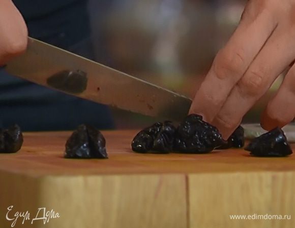 Чернослив мелко нарезать.