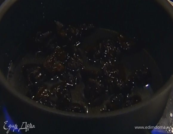 Измельченный чернослив поместить в небольшую кастрюлю, залить 100 мл горячей воды и довести все до кипения.