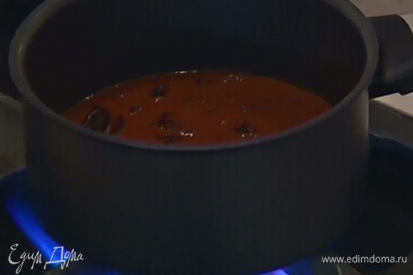Добавить в кипящую воду с черносливом кусочки шоколада и растопить их на медленном огне.