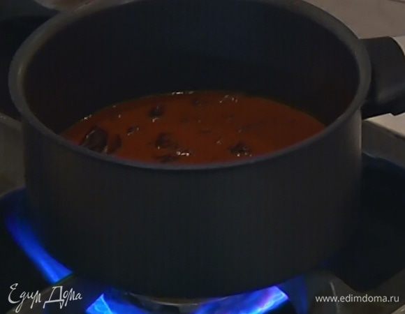 Добавить в кипящую воду с черносливом кусочки шоколада и растопить их на медленном огне.