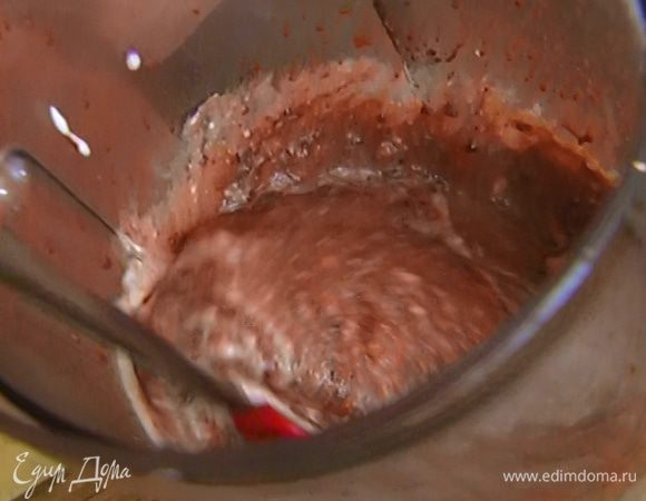 В шоколадную массу влить йогурт, все перемешать.