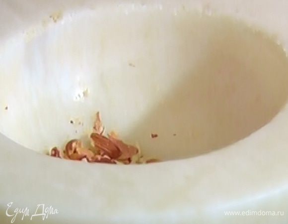 Миндаль слегка измельчить в ступке.