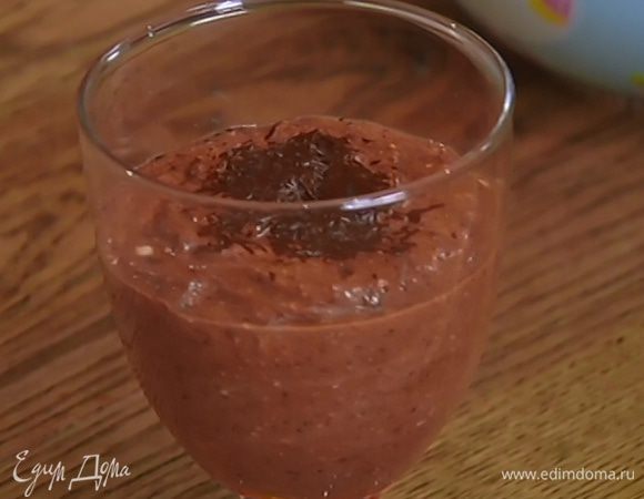 Разложить десерт в прозрачные бокалы и украсить шоколадной стружкой и орехами.