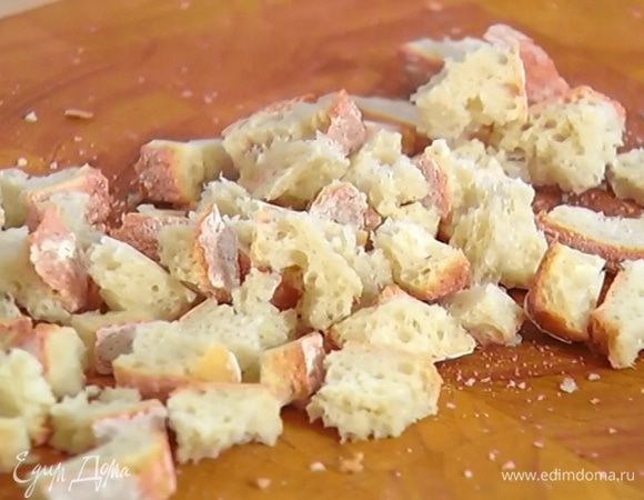 Хлеб поломать небольшими кусочками.