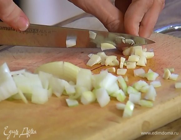 Лук и чеснок почистить и мелко порубить.