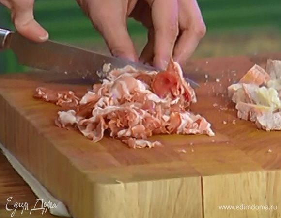 Бекон мелко порезать.