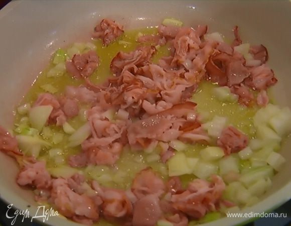 Разогреть в сковороде оливковое масло, выложить бекон, лук и чеснок и обжаривать все 2–3 минуты.