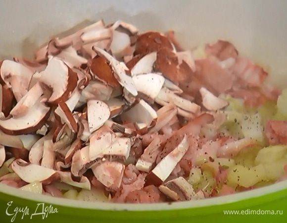 Грибы нарезать пластинками, добавить в сковороду, посолить, поперчить, перемешать и обжарить.