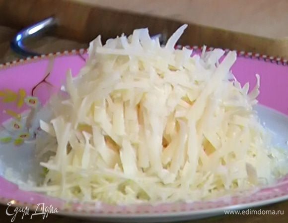 Пармезан натереть на крупной терке.