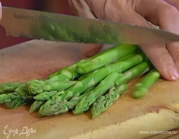 Спаржу разрезать на три части.