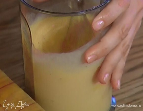 Яйца соединить с молоком и горчицей, посолить, поперчить и взбить миксером в однородную массу.