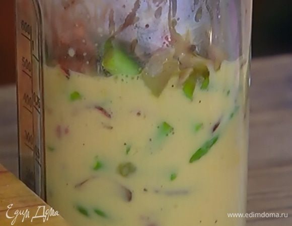 Обжаренные грибы со спаржей соединить с яично-молочной смесью, все перемешать.