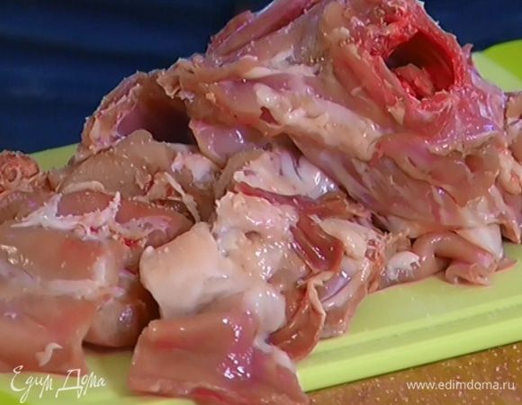 Тушку кролика разрезать на небольшие кусочки, удалить лишний жир и пленки, посолить и поперчить.