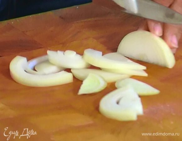 Лук почистить и нарезать полукольцами.