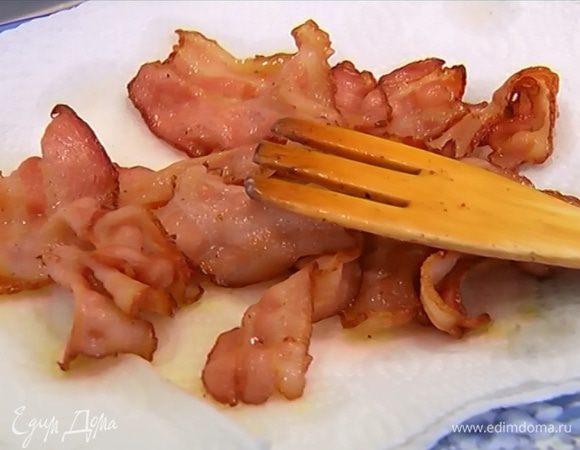 Переложить кусочки кролика в другую посуду, а в кастрюле, где жарилось мясо, обжарить до золотистой корочки бекон и выложить на бумажное полотенце, чтобы удалить излишки жира.