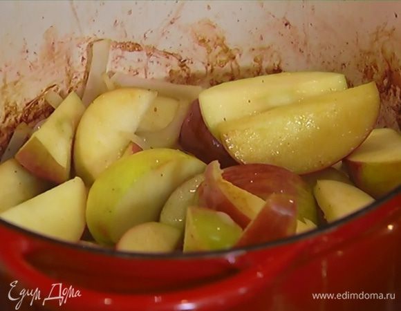 В кастрюлю, где жарился бекон, выложить лук и яблоки, влить оставшееся оливковое масло, перемешать и все обжарить.