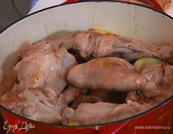 Вернуть кусочки кролика в кастрюлю с яблоками и луком, полить все соком, который выделился, пока мясо отдыхало.