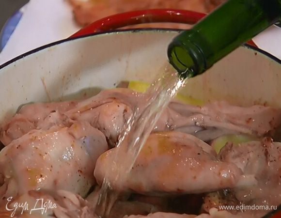 Влить в кастрюлю сухое вино и портвейн и на сильном огне дать алкоголю выпариться.