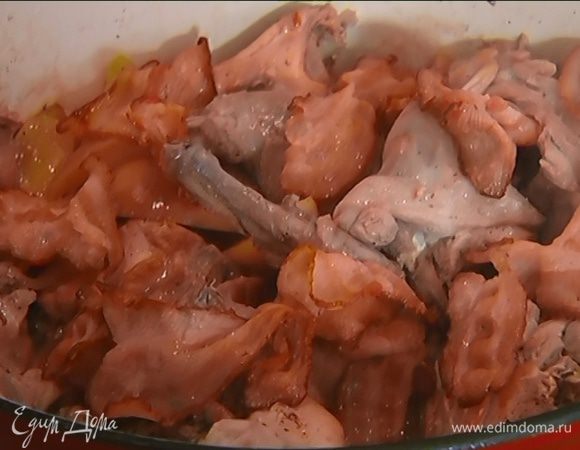 Когда вино закипит, накрыть кастрюлю крышкой и тушить на медленном огне 1– 1 1/2 часа.