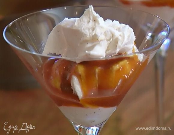 Подавать мороженое в прозрачных бокалах с карамельным соусом и ореховой нугой.