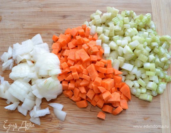 Лук, морковь и сельдерей нарезать мелким кубиком. Обжариваем с небольшим количеством оливкового масла на среднем огне до прозрачного состояния. Чеснок мелко рубим.