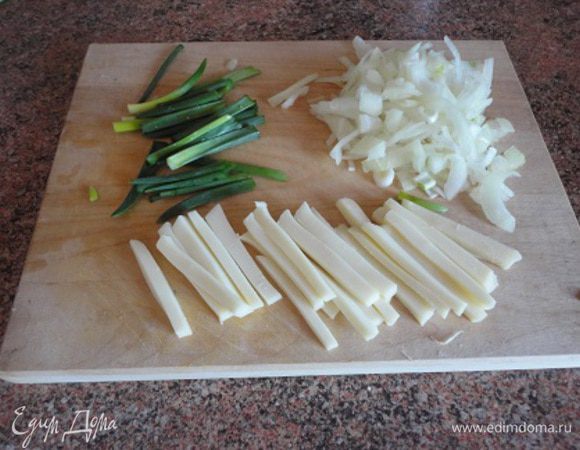 Зеленый лук очистить. Зеленые стрелы разрезать на кусочки, головки - порубить. Сыр нарезать полосками.