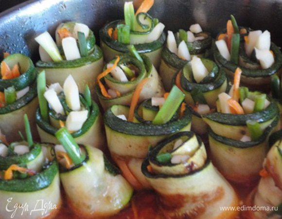 Рубленый лук пассеровать в оставшемся масле. Чеснок очистить, измельчить и добавить к луку. Помидоры протереть и добавить в сковороду вместе с бульоном. Посолить и поперчить соус по вкусу. Рулетики выложить в соус и тушить под крышкой 15 минут на небольшом огне. Хорошо подавать рулетики с картофельным пюре.