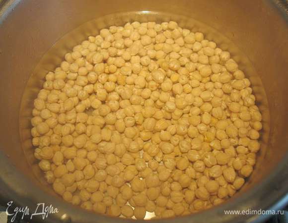 Залить нут крутым кипятком. Закрыть крышкой и оставить на 15-20 минут. 