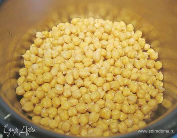 Через 15 - 20 минут воду слить с нута и промыть кипятком. Не используйте холодную воду, он может одубеть.  Залить снова кипятком и оставить  на 15 - 20 минут, слить и промыть. 