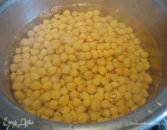 Залить кипятком и поставить вариться до готовности. За минут 20 до окончания варки посолить. В процессе варки, если нужно будет добавить кипящую воду.  У меня он варился 1 час. 