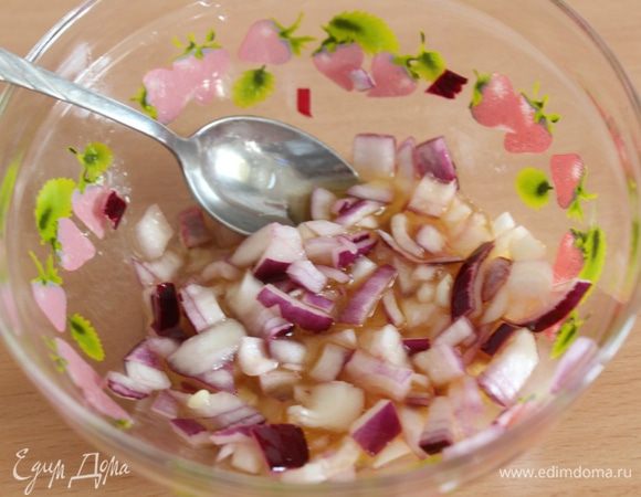 Лук нарезать мелко(у меня был красный,но это не принципиально) , добавить уксус, пару ст. л. воды, 2-3 ст. л. оливкового масла, соль, перец, щепотку сахара и хорошо перемешать.