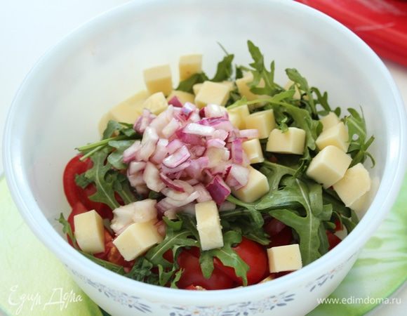 К помидорам добавить луковую заправку,перемешать.