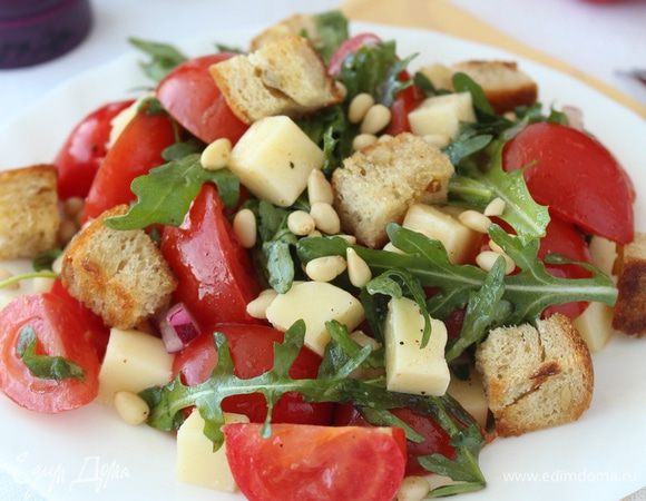 Выложить на тарелку,посыпать орешками и подавать к столу.