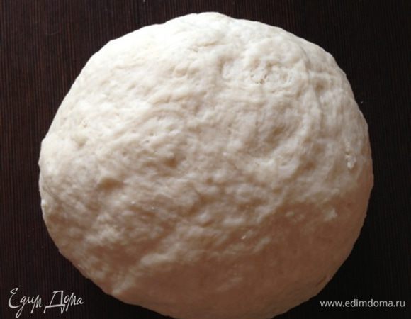 Затем, постепенно добавляя муку, замесим тугое тесто. Муку регулируйте, может уйти меньше или больше. Дадим тесту "отдохнуть" минут 30. 