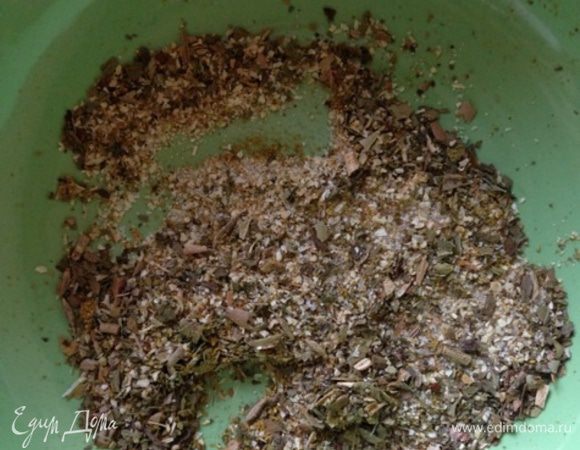 Подготовим "начинку" 1. Соединим соль с травами и приправами.