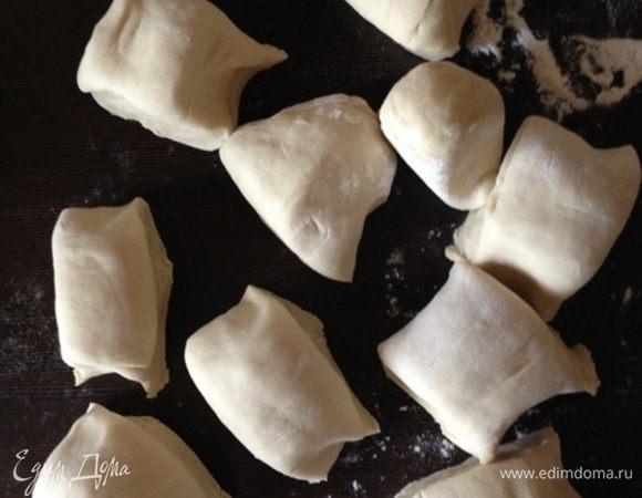 Разделим тесто на 2 равные части (так как в этот раз я решила сделать 2 рулета). Каждую из которых разделим еще на 5 равных частей.