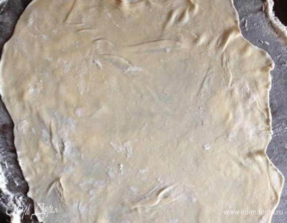 Займемся первым пирогом. Я его решила запечь в духовке.
Каждую часть теста раскатываем  тонко, как сумеете, при необходимости подсыпая муки. Раскатанную часть теста кладем на ПРИСЫПАННУЮ МУКОЙ! поверхность и смазываем растительным маслом.