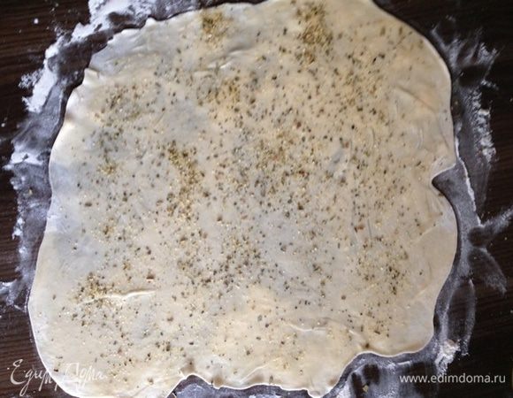 Посыпаем равномерно смесью соли с травами.