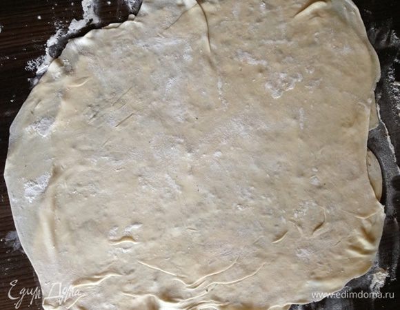 Раскатываем второй пласт и накладываем его на первый. Если размеры не совпали, не беда: тесто легко растягивается или его можно "ужать", собрав складками.