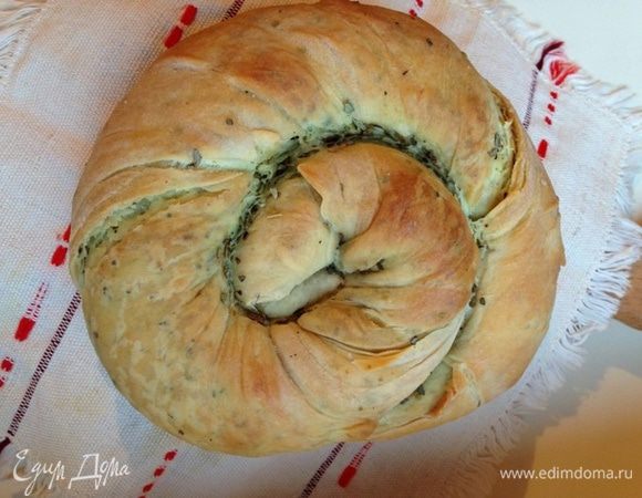 Вот такой рулетик вышел из духовки. Его преимущество, на мой взгляд, внешний вид. Очень симпатичный и румяный. 
На вкус тоже отличный, очень ароматный! Только вот немного суховат, хотя обильно промасливался. А еще он плохо режется, т.к. просто распадается на слои. А может в этом и его прелесть, ведь можно кушать просто "раскручивая" кусочек рулета.