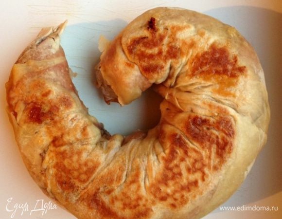 Сковородошный пирог получился не таким презентабельным, но очень вкусным и не сухим, хотя и готовился без масла. При нарезке не распадается, образует очень красивый узор, можно смело резать гостям. Но его вкуснее есть теплым!!!