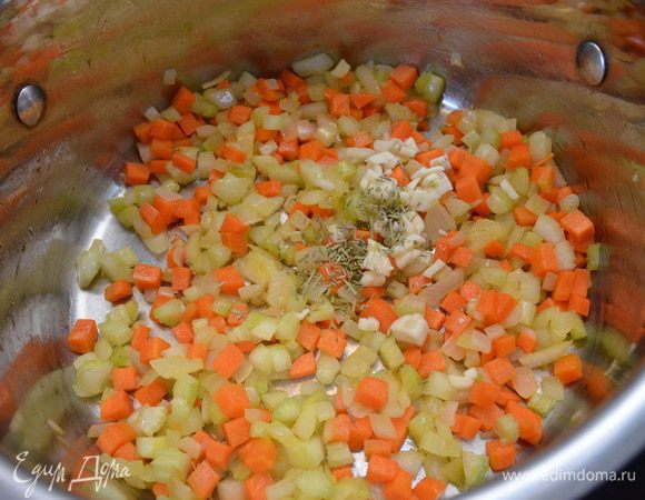 Добавляем чеснок и травки и ещё немного обжариваем.