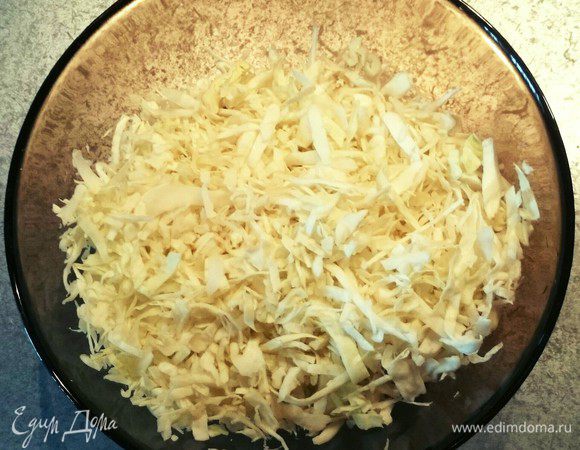 Капусту тонко нашинковать.