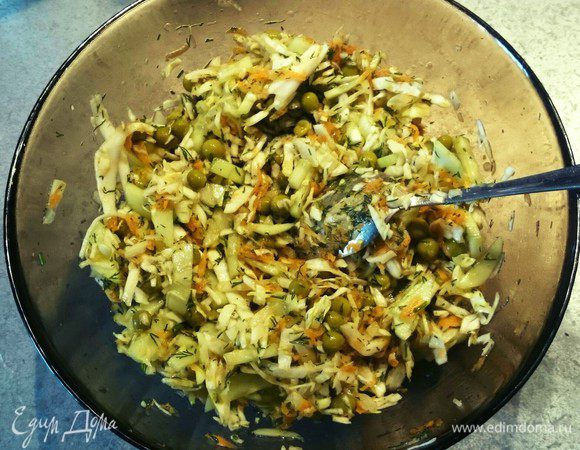 Все перемешать, добавить горошек, мелко нарезанную зелень, соль, сахар, перец, заправить салат маслом и уксусом. 