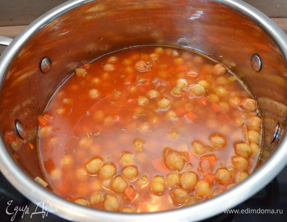 Добавляем томатную пасту, нут (пару ложек нута отложить для подачи) и горячий бульон. Варим 10-15 минут. Солим, перчим по вкусу. Я делала из отварного нута, в сухом виде около 200 г.