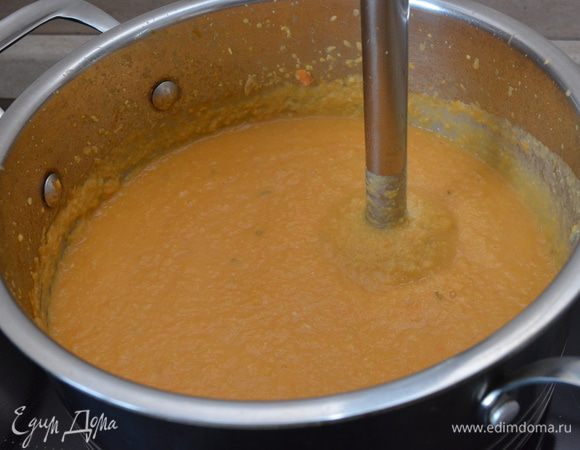 Пробиваем блендером. При необходимости добавляем горячий бульон. Подаём, полив оливковым маслом.