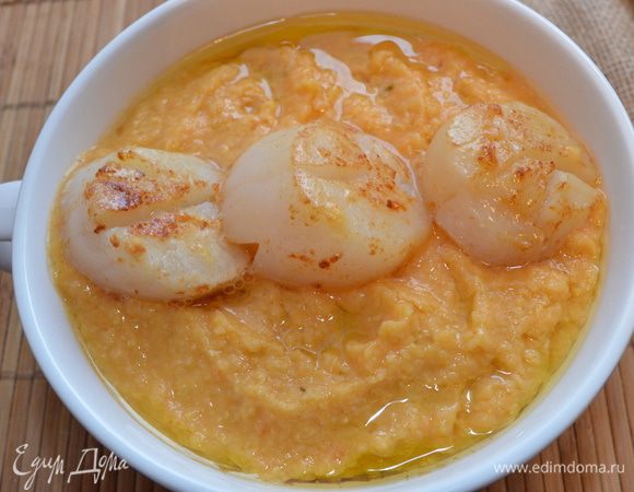 Алексей подавал с обжаренными на сливочном масле с чесноком кальмарами, я таким же способом приготовила гребешки. На мой взгляд вкусно будет с любыми морепродуктами, да и так просто с хлебом тоже душевно.
BON APPETIT!