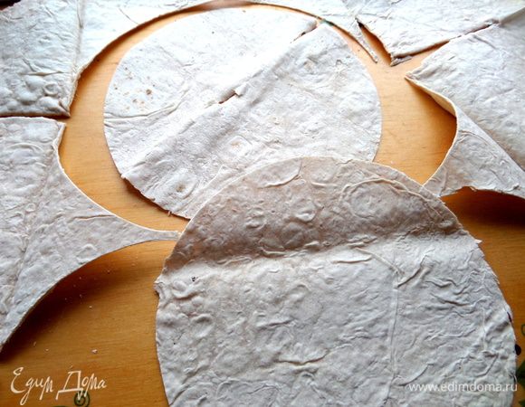 Нам нужно парное количество заготовок. Из двух лавашей получается 8 кругов!