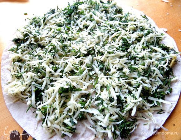 Насыпать начинку на нижнюю лепёшку,прижать.