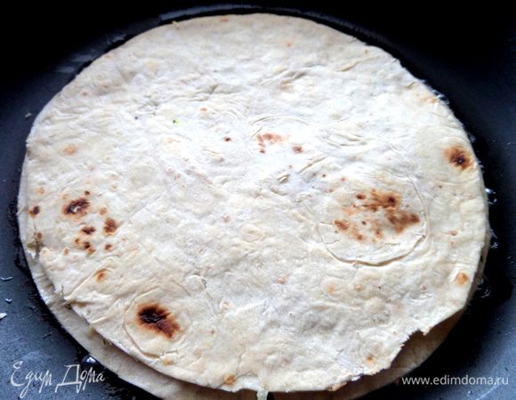 Накрываем верхней смазанной крышкой и переносим в смазанную сковороду,немного поджариваем и переворачиваем,прижимаем лопаткой. Хотела дать ссылку на видео-рецепт,но у меня не получилось)))